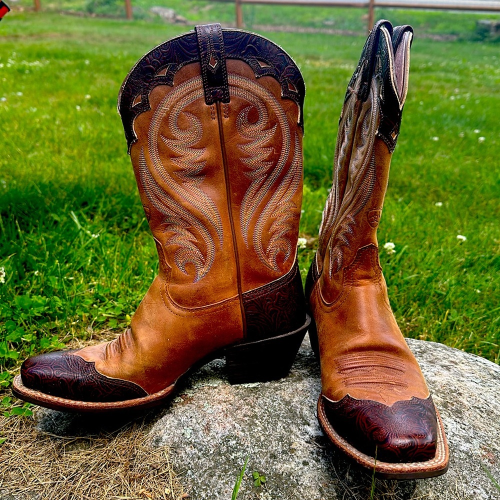 Women’s size 7 Ariat two-toned cowboy boots